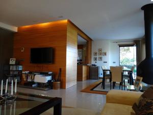 Μια τηλεόραση ή/και κέντρο ψυχαγωγίας στο Apartamento com 3 quartos e piscina
