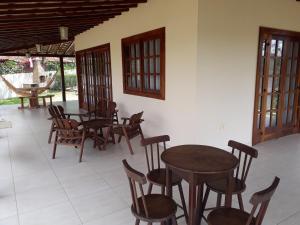 a group of tables and chairs in a room at Casa Rústica em Gravatá in Gravatá