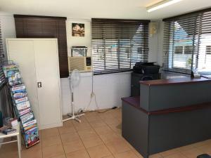 an office with a cash register and a counter in a room at Birch Motel Bowen in Bowen