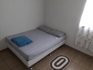 Cama pequeña en habitación pequeña con alfombra en Residencial Corrêa, en Penha
