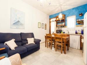 sala de estar con sofá azul y mesa en Apartamento Santa Cruz, en Sevilla