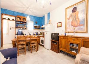 cocina y comedor con mesa y nevera en Apartamento Santa Cruz, en Sevilla