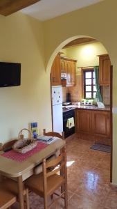 una cucina con un tavolo e un frigorifero bianco di Casita Playa La Salemera (Mazo) a Malpaíses