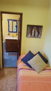 una camera da letto con un letto e un bagno con un lavandino di Casita Playa La Salemera (Mazo) a Malpaíses