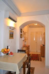 uma cozinha e sala de jantar com mesa e cadeiras em Apartment Divina Ragusa em Dubrovnik