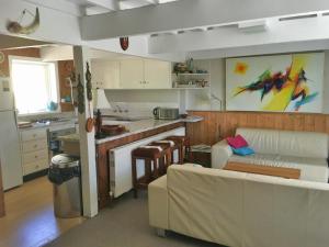 een woonkamer met een bank en een keuken bij 5 Maisonettes in Falls Creek