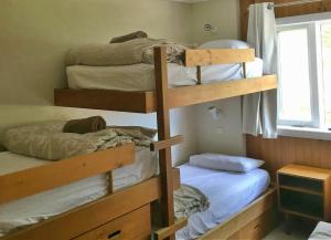 Ein Etagenbett oder Etagenbetten in einem Zimmer der Unterkunft 5 Maisonettes