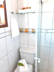 a bathroom with a toilet and a shower at Espetacular Casa 3 SUÍTES cozinha varanda vista a passos da praia in Búzios