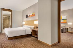 Postel nebo postele na pokoji v ubytování Hyatt Place Beijing Daxing