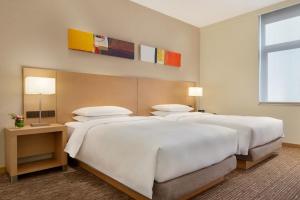 Postel nebo postele na pokoji v ubytování Hyatt Place Beijing Daxing