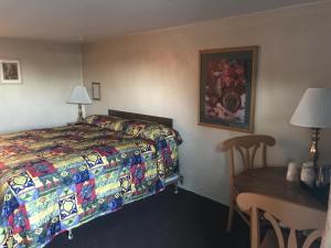 Un pat sau paturi într-o cameră la Topaz Lodge