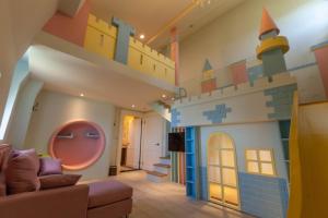 A television and/or entertainment centre at Hogwarts Castle Guest House