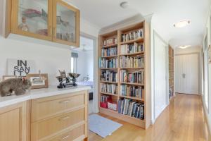 una cucina con libreria riempita di libri di Foreshore a Metung