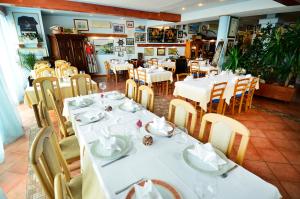 A restaurant or other place to eat at Rooms & Apartments Marinero