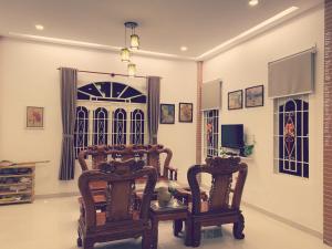 2 sillas en una sala de estar con ventana en Biệt Thự Villa Hai Nam -Vung Tau-G8 Bau Sen 08, en Vung Tau