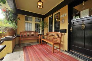 dos bancos sentados en el porche de una casa en The Craigmyle, en Victoria