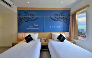 En eller flere senge i et værelse på Zodiak Kebon Jati by KAGUM Hotels