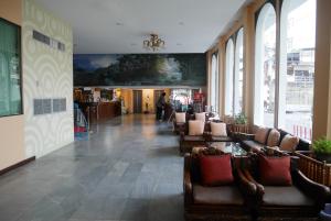 孔敬的住宿－羅馬酒店，大楼内一个带沙发和椅子的大堂
