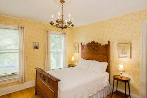 Säng eller sängar i ett rum på Ringling House Bed & Breakfast