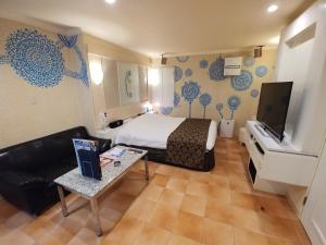 TV a/nebo společenská místnost v ubytování Hotel Allure (Adult Only)