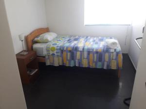 Habitación pequeña con cama y ventana en Departamento en Chacarilla, San Borja, en Lima