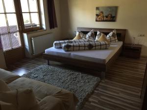 sypialnia z 2 łóżkami z poduszkami w obiekcie Landhaus Hörhager w mieście Finkenberg