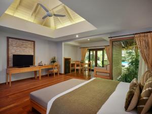 sypialnia z łóżkiem i wentylatorem sufitowym w obiekcie Khaolak Paradise Resort - SHA Extra Plus w mieście Khao Lak