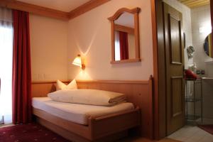 En eller flere senger på et rom på Hotel Camona & Apart Walserhof