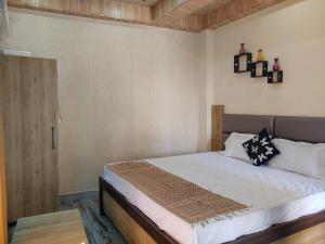 Postel nebo postele na pokoji v ubytování Om Shanthi paying guest house