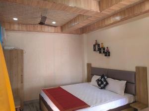 Postel nebo postele na pokoji v ubytování Om Shanthi paying guest house