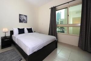 Cama o camas de una habitación en New Arabian Al Dhafra The Greens 102