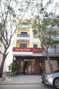 um edifício com uma placa que diz Spring Hotel em SPRING HOTEL em Thu Dau Mot
