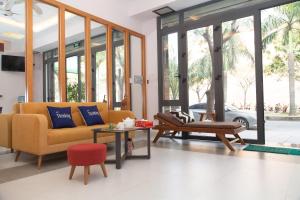 a living room with a couch and a table at SPRING HOTEL in Thu Dau Mot