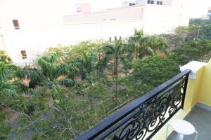 uma varanda com vista para as palmeiras em SPRING HOTEL em Thu Dau Mot