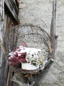 um cesto de arame com neve em cima dele em Zimmer - Hinterwalderhof em Mühlbach