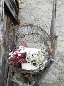a wire basket with snow on top of it at Zimmer - Hinterwalderhof in Mühlbach