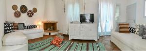 TV a/nebo společenská místnost v ubytování Villa Kiko