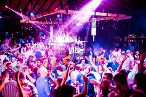 Une foule de gens dansant dans une discothèque dans l'établissement Belgrade Waterfront - Beograd na vodi, à Belgrade 145 autres photos