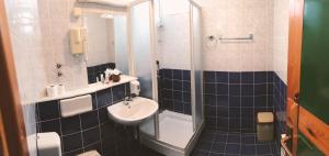 Koupelna v ubytování Hotel Imzit Dobrinja + 34 fotografií