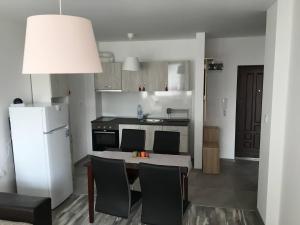 A kitchen or kitchenette at ApartVel apartment 1