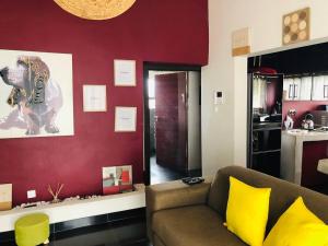 sala de estar con sofá y pared roja en Villa 134 Modipane, en Gaborone