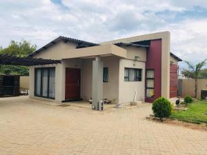 una pequeña casa con una entrada delante de ella en Villa 134 Modipane, en Gaborone