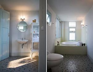 Dos imágenes de un baño con inodoro y lavabo. en Villa Duangchampa, en Chiang Mai 130 fotos más