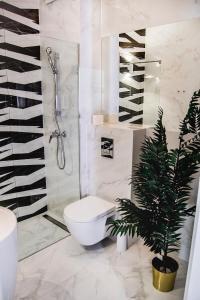 Kúpeľňa v ubytovaní Apartamenty Rakowicka WAWELOFTS