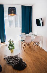 Televízia a/alebo spoločenská miestnosť v ubytovaní Apartamenty Rakowicka WAWELOFTS