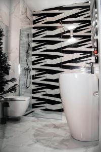Kúpeľňa v ubytovaní Apartamenty Rakowicka WAWELOFTS