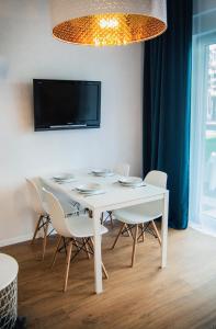 Televízia a/alebo spoločenská miestnosť v ubytovaní Apartamenty Rakowicka WAWELOFTS