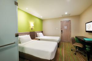 Postel nebo postele na pokoji v ubytování Cosmo Hotel Kuala Lumpur
