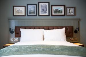 Ένα ή περισσότερα κρεβάτια σε δωμάτιο στο The Old Gate Inn by Innkeeper's Collection