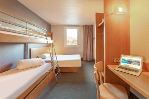 Postel nebo postele na pokoji v ubytování B&B HOTEL Toulon Ollioules